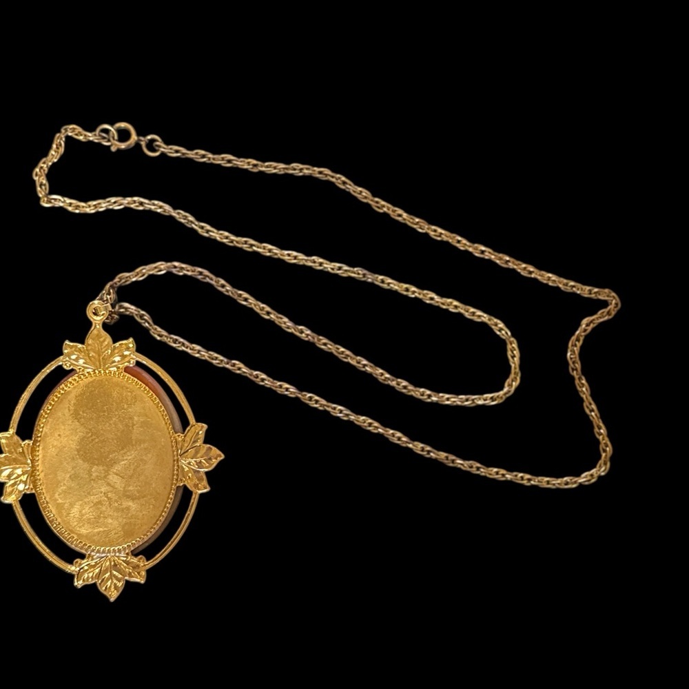 Vintage-Style Cameo Pendant Necklace - Picture 3 of 3
